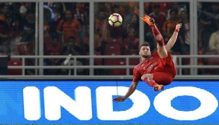 Pemain persija jakarta marko simic saat tendangan salto